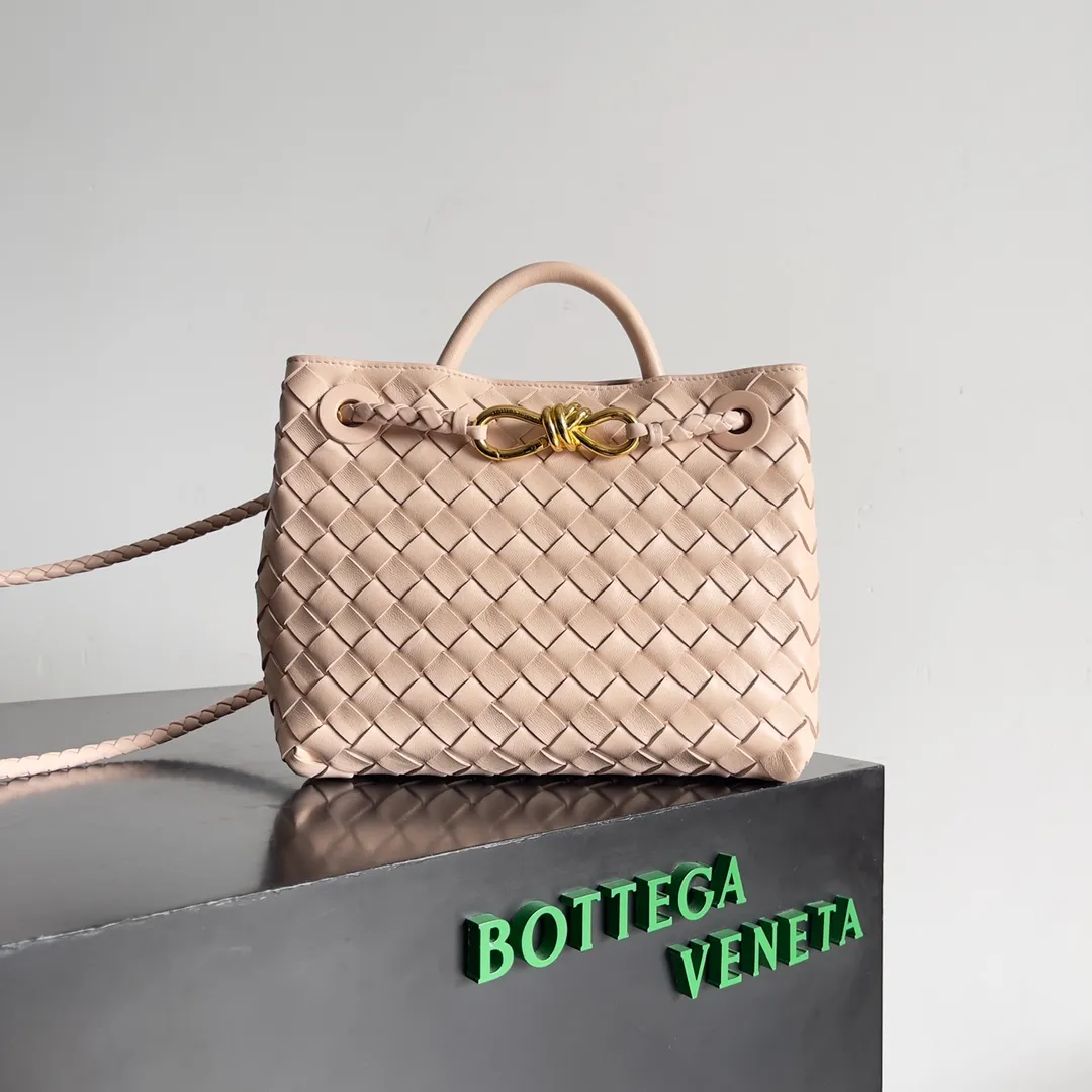 The 2023 new Andiamo batch of 1860 BV has been shipped‼ ️Really popular🔥The new Andiamo woven handbag launched by Bottega Veneta this season is really popular all over the world! ! Celebrities at home and abroad have worn it, and Oscar-winning actress Michelle Yeoh has taken it out on the street. Song Jia, Trai Yara, Yu Feihong, Sanji Ayaka, Rosie Hunting-Whiteley, Yoshioka Riho, etc. have all picked up this bag. It is classic and versatile, showing off its temperament, and the bag capacity is also large, which is very convenient for daily commuting! ! A variety of carrying methods, the shoulder straps can be adjusted by yourself, the original lambskin feels soft and delicate, and the neutral style is made to break gender boundaries and bring a more practical and longer-lasting use experience. Andiamo, which has both elegant and casual styles, perfectly interprets the true appearance of "fashionable old money style". Style number: 743568 Size: 25*22*10.5cm